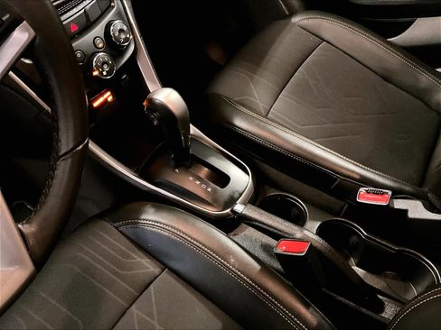 Used 2022 Chevrolet Trax LT w/ LT Convenience Package image 21