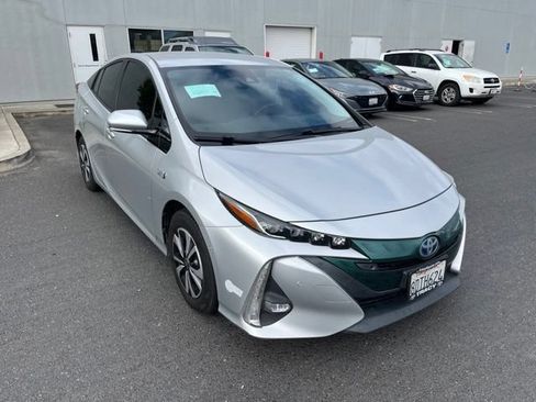 Used 2017 Toyota Prius Prime Advanced w/ Carpet Mat Package FWD image 3