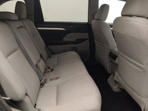 Used 2018 Toyota Highlander LE FWD image 19