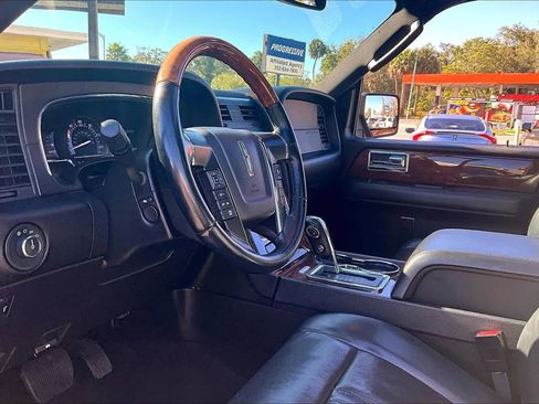 Used 2016 Lincoln Navigator Select image 13
