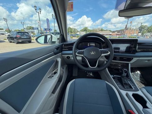 Used 2026 Volkswagen Jetta SE FWD image 11