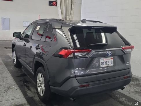 Used 2021 Toyota RAV4 LE AWD/4WD image 4