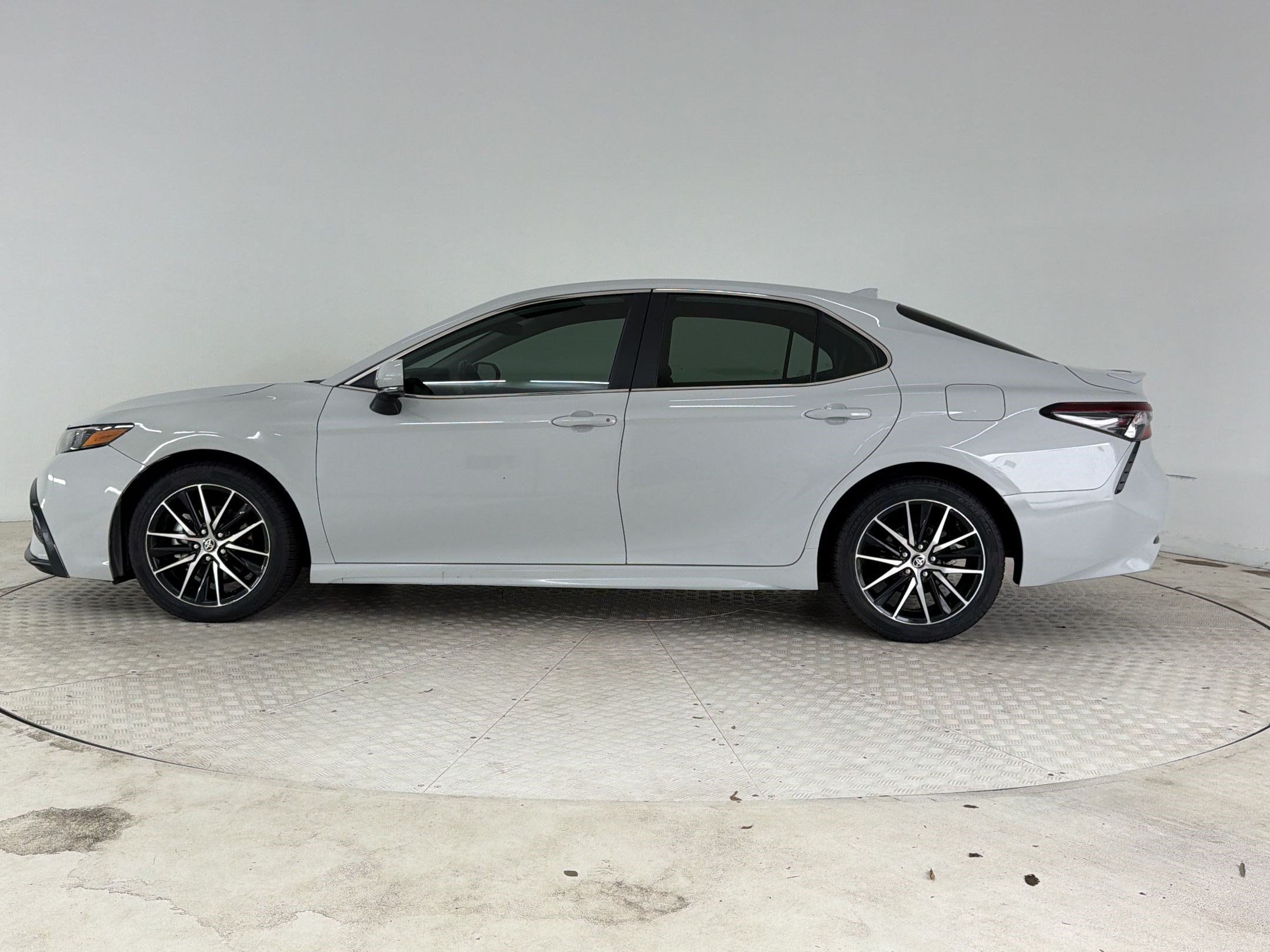 Used 2023 Toyota Camry SE FWD image 2