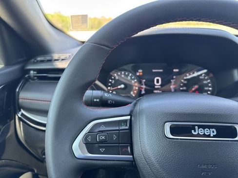 Used 2025 Jeep Compass Trailhawk AWD/4WD image 12