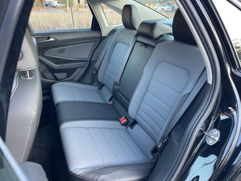 Used 2025 Volkswagen Jetta SE w/ Sunroof Package image 23