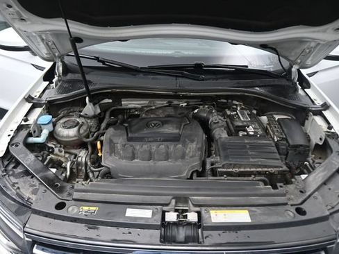 Used 2022 Volkswagen Tiguan SE w/ Panoramic Sunroof Package FWD image 12