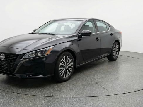 Used 2025 Nissan Altima 2.5 SV image 3