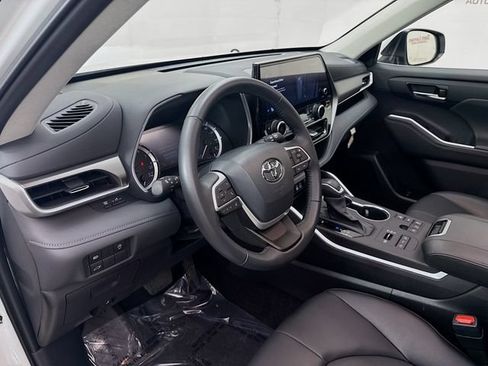 Used 2024 Toyota Highlander XLE AWD/4WD image 9