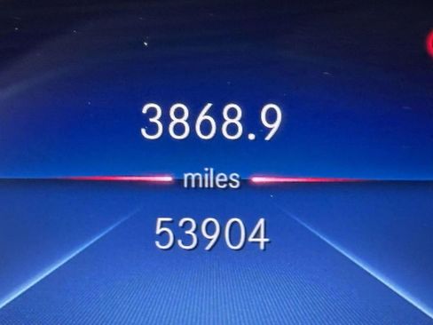 Used 2021 Mercedes-Benz GLB 250 4MATIC image 2