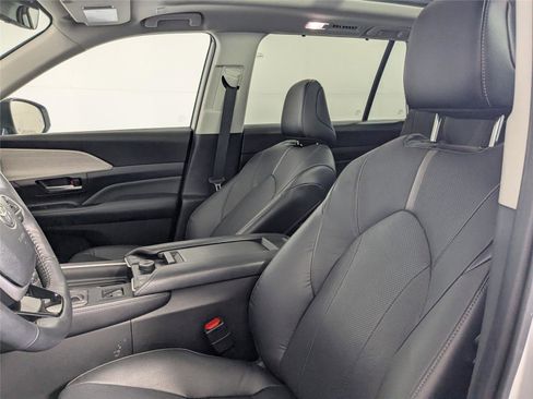 Used 2024 Toyota Grand Highlander Platinum image 11
