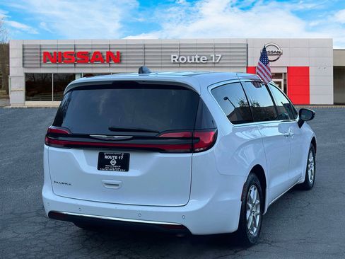 Used 2024 Chrysler Pacifica Touring-L image 4