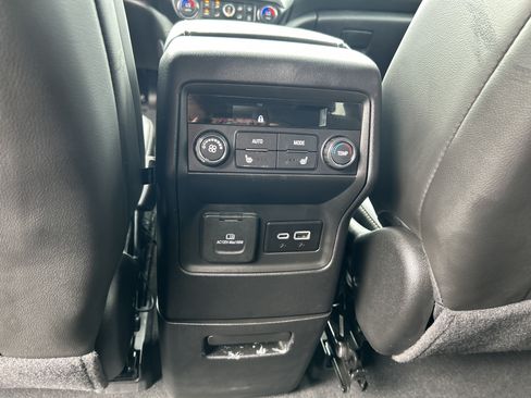 Used 2023 GMC Acadia SLT w/ Technology Package FWD image 17