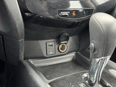 Used 2015 Nissan Rogue S image 12