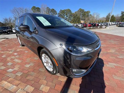 Used 2018 Chrysler Pacifica Touring Plus image 38