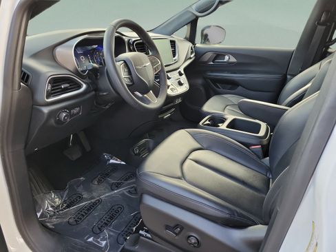 Used 2025 Chrysler Pacifica Select FWD image 18