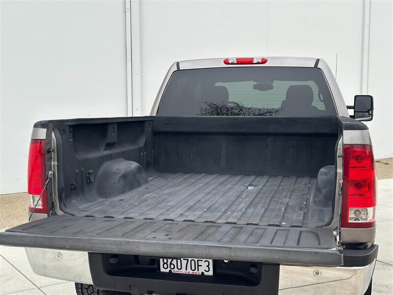 Used 2007 GMC Sierra 2500 SLE w/ Z71 Off-Road Package AWD/4WD image 8