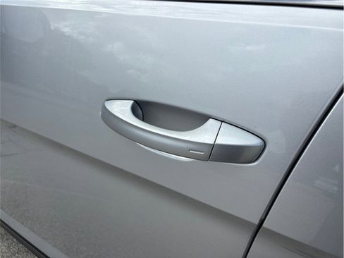 Used 2019 Volkswagen Atlas SE w/ Towing Package image 16