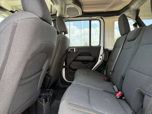 Used 2025 Jeep Wrangler Unlimited Sahara AWD/4WD image 25