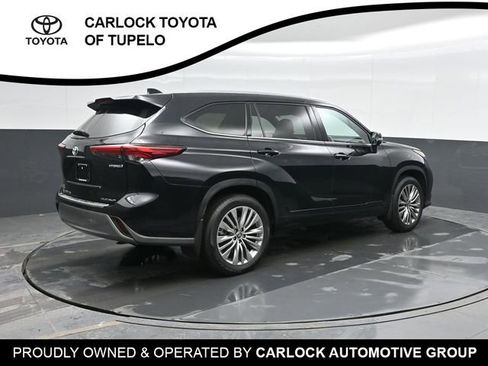 Used 2023 Toyota Highlander Platinum image 3