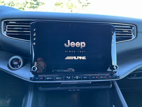 Used 2024 Jeep Wagoneer Series III AWD/4WD image 12