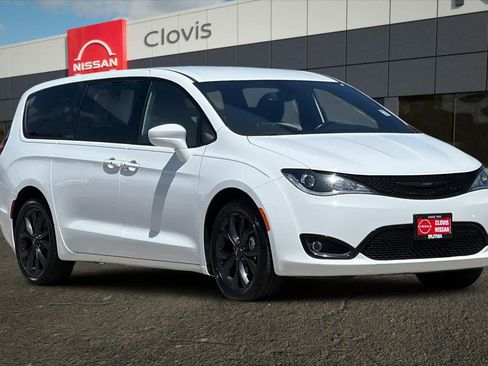 Used 2020 Chrysler Pacifica Touring w/ S Appearance Package FWD image 10