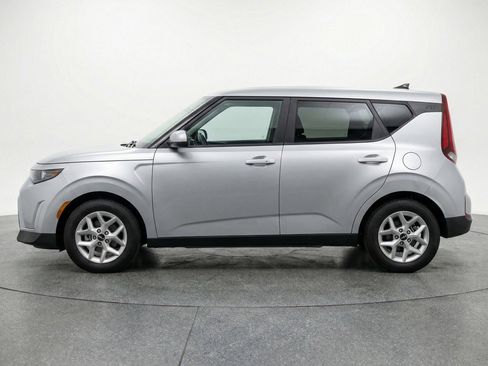 Used 2025 Kia Soul LX w/ LX Technology Package image 5