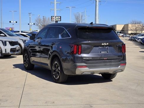 New 2025 Kia Sorento S image 3