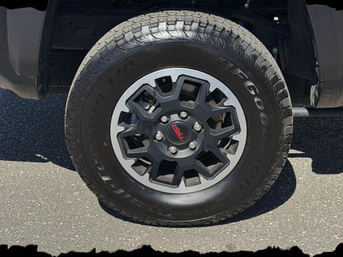 Used 2025 Toyota Tacoma TRD Off-Road image 28