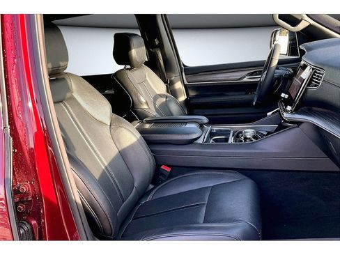 Certified 2024 Jeep Wagoneer L Series II w/ Flexible Seating Group image 8