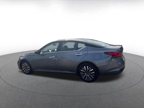 Used 2025 Nissan Altima 2.5 SV image 10