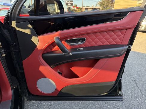 Used 2017 Bentley Bentayga AWD/4WD image 28