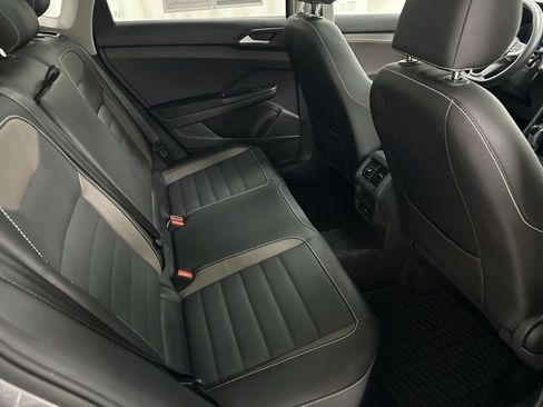 Used 2022 Volkswagen Taos SEL image 17