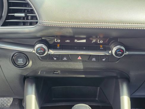 Used 2019 MAZDA MAZDA3 Hatchback w/ Premium Package FWD image 12