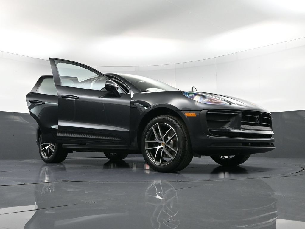 Certified 2026 Porsche Macan AWD/4WD image 38
