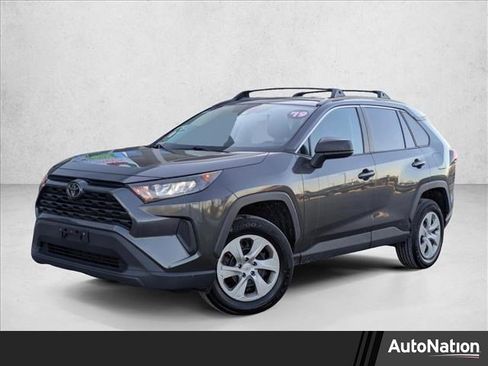Used 2019 Toyota RAV4 LE image 1