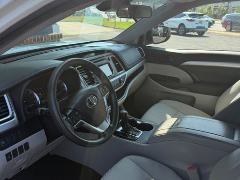 Used 2019 Toyota Highlander LE FWD image 15