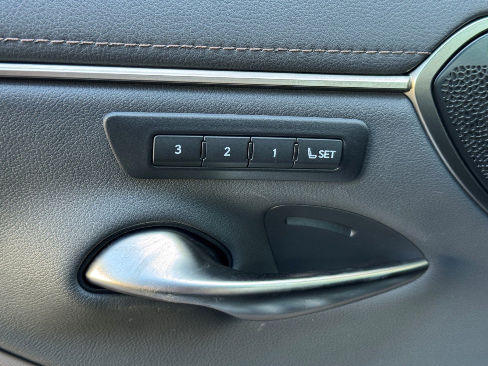 Used 2024 Lexus ES 300h Ultra Luxury w/ Accessory Package (Z2) FWD image 18