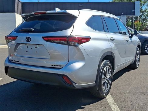 Certified 2022 Toyota Highlander XLE image 6
