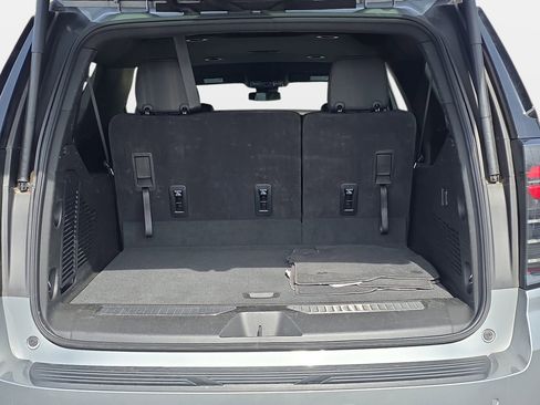 Used 2025 Chevrolet Suburban Z71 image 12