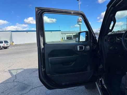 Used 2024 Jeep Wrangler Rubicon image 12