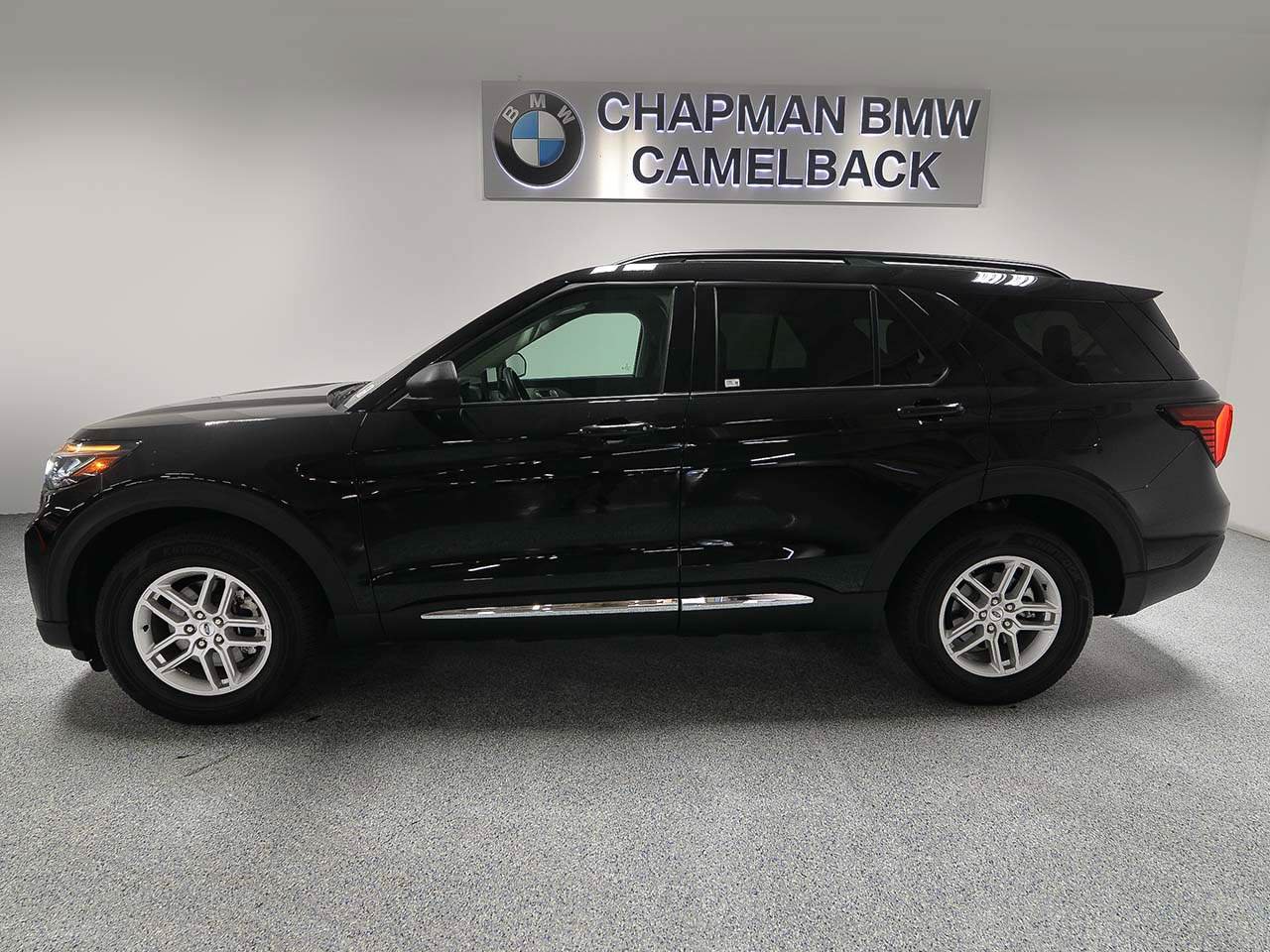 Used 2025 Ford Explorer Active AWD/4WD image 3
