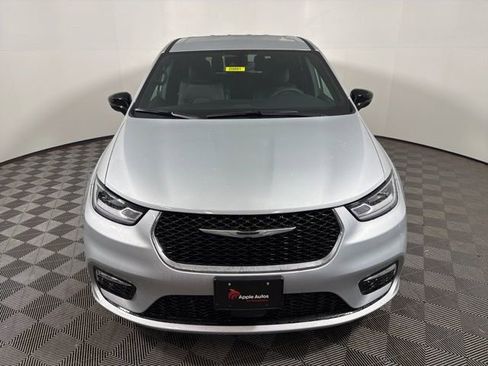 New 2026 Chrysler Pacifica Select image 2