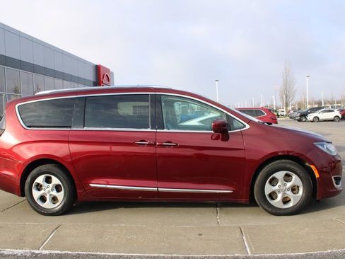 Used 2017 Chrysler Pacifica Touring-L Plus w/ Advanced Safetytec Group image 6