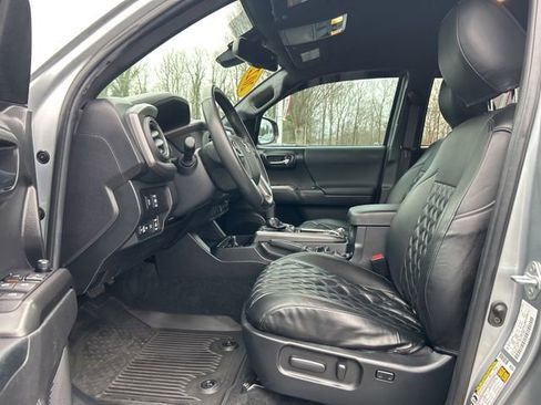 Used 2022 Toyota Tacoma TRD Off-Road w/ Technology Package image 14