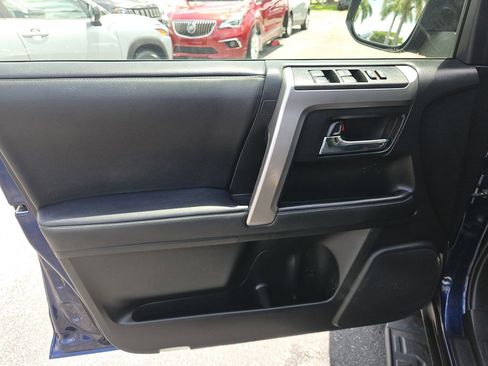 Used 2020 Toyota 4Runner SR5 AWD/4WD image 18
