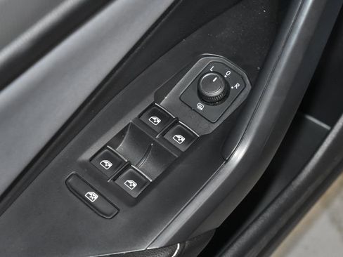 Used 2025 Volkswagen Jetta SE FWD image 5