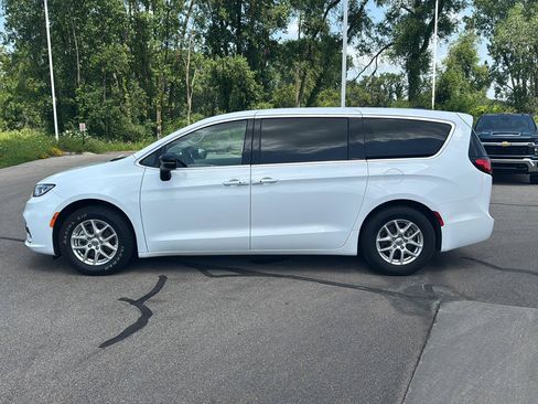 Used 2024 Chrysler Pacifica Touring-L FWD image 2
