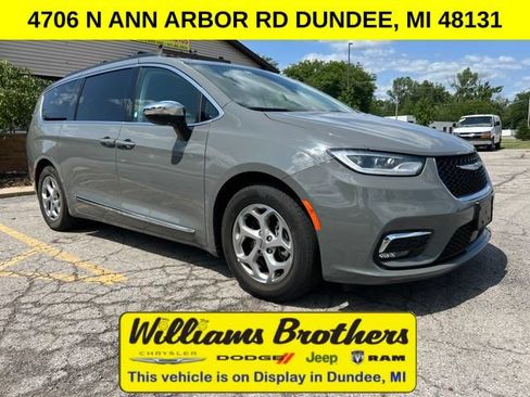 Used 2023 Chrysler Pacifica Limited FWD image 1