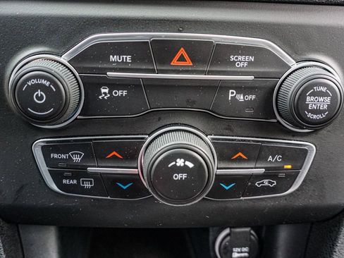 Used 2023 Dodge Charger SXT image 35