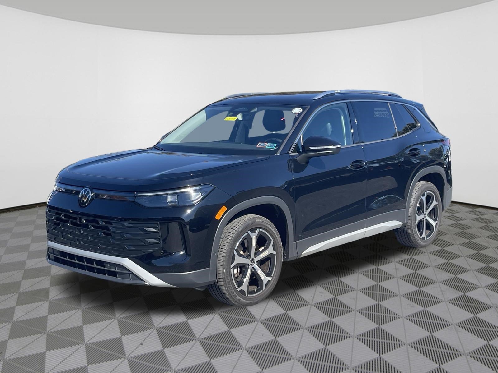 Used 2026 Volkswagen Tiguan SE AWD/4WD image 2
